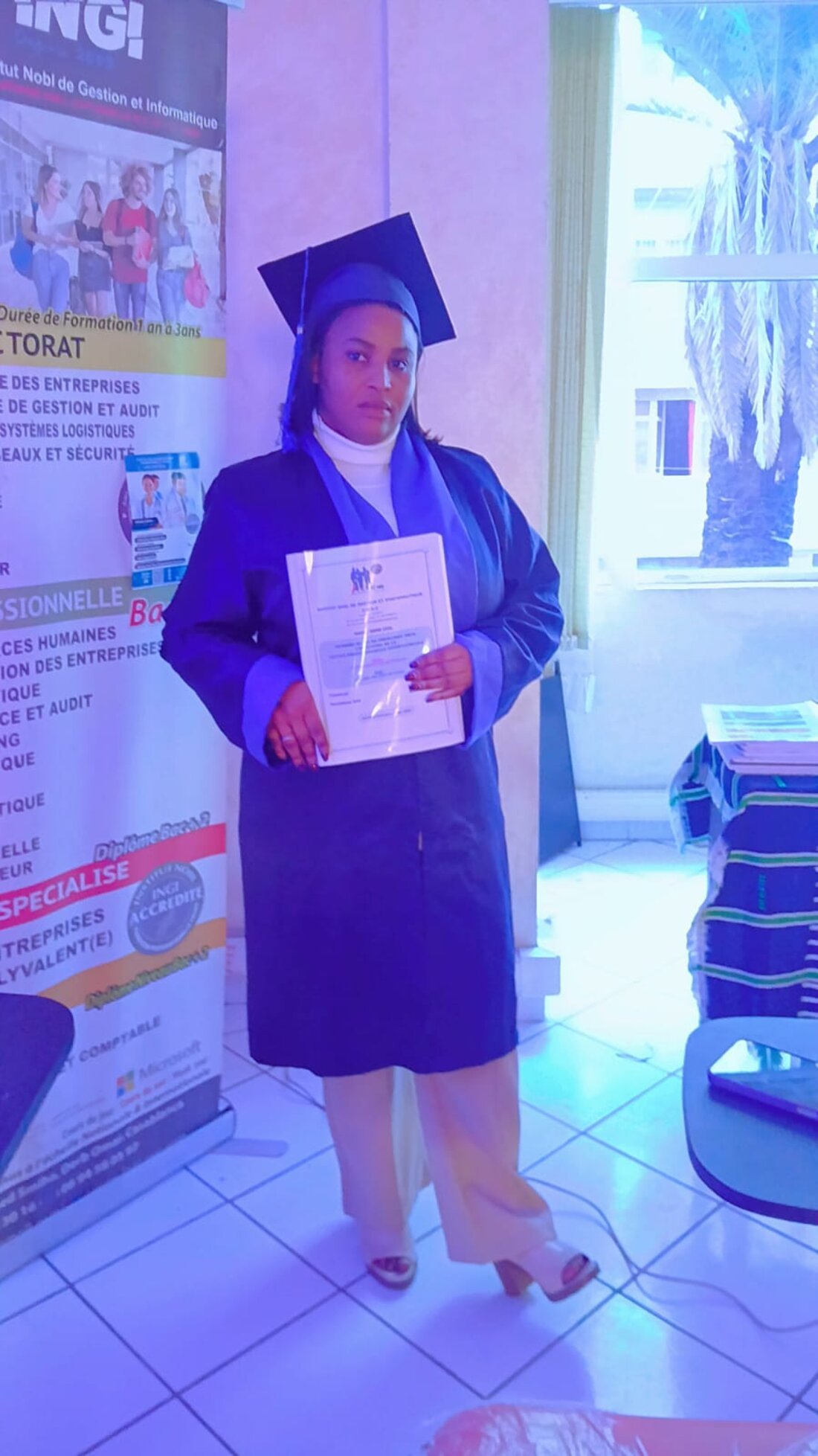 Khadidiatou Bah tenant son attestation lors de la remise de diplôme