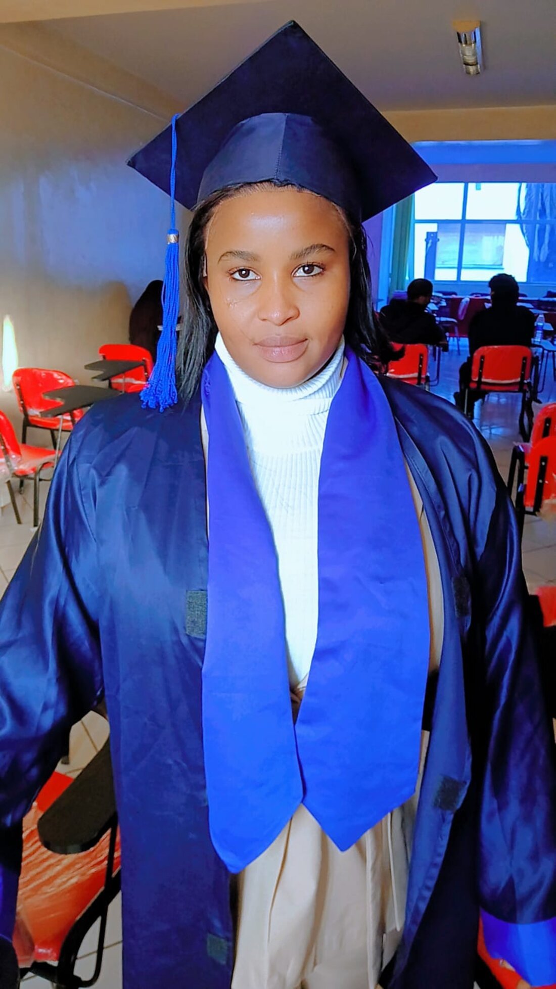 Portrait de Khadidiatou Bah en tenue de graduation