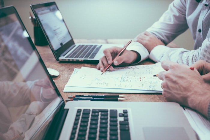 Espace de travail avec ordinateurs et documents