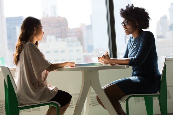 Échange avec un client, écoute et conseil